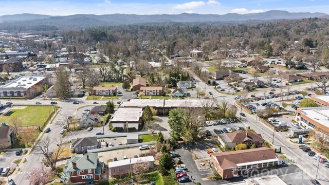 427 6th Avenue W A11, Hendersonville, NC 28739