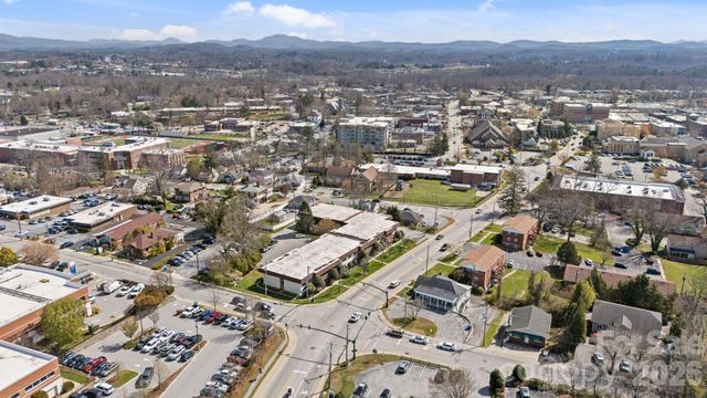 427 6th Avenue W A11, Hendersonville, NC 28739