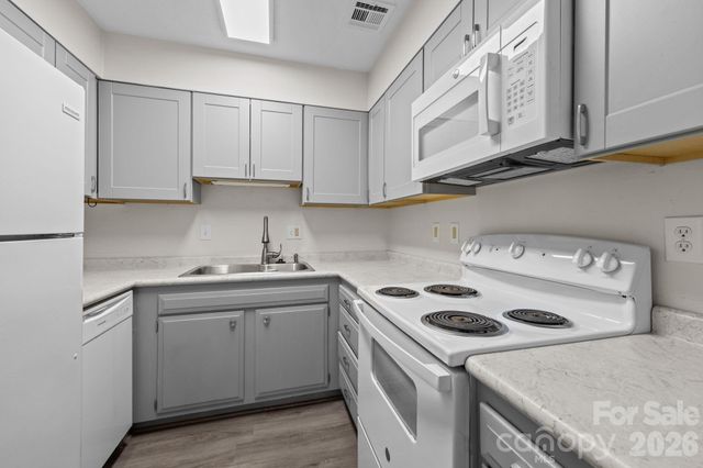 427 6th Avenue W A11, Hendersonville, NC 28739
