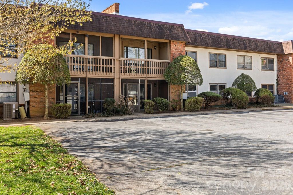 427 6th Avenue W A11, Hendersonville, NC 28739