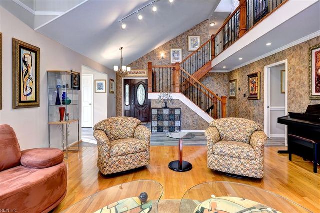 9 Woodlake CIR, Newport News, VA 23606