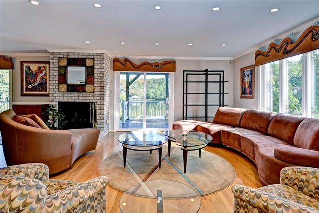 9 Woodlake CIR, Newport News, VA 23606