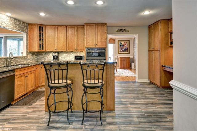 9 Woodlake CIR, Newport News, VA 23606