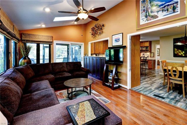 9 Woodlake CIR, Newport News, VA 23606