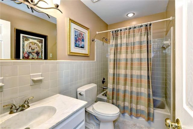 9 Woodlake CIR, Newport News, VA 23606