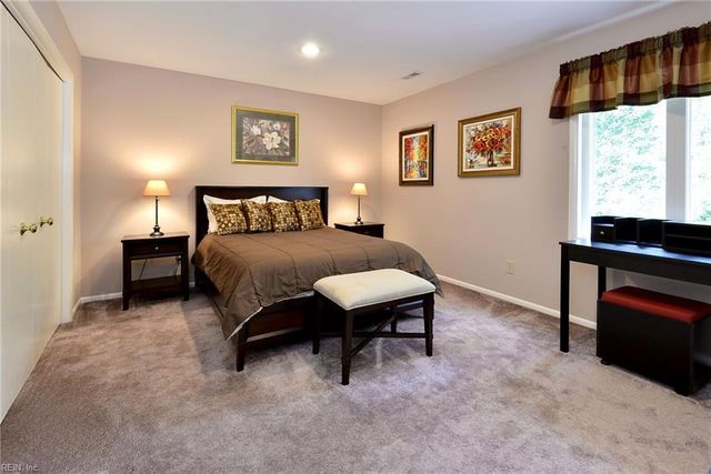 9 Woodlake CIR, Newport News, VA 23606