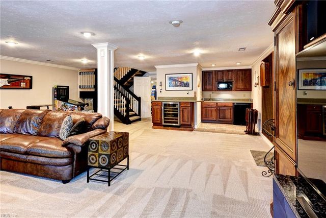 9 Woodlake CIR, Newport News, VA 23606