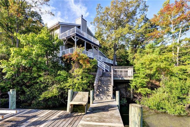 9 Woodlake CIR, Newport News, VA 23606