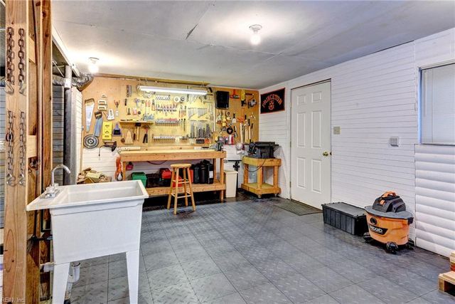 9 Woodlake CIR, Newport News, VA 23606