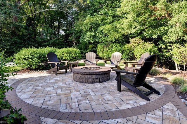 9 Woodlake CIR, Newport News, VA 23606