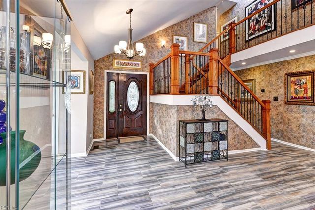 9 Woodlake CIR, Newport News, VA 23606