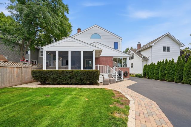 439 North Avenue, Barrington, IL 60010