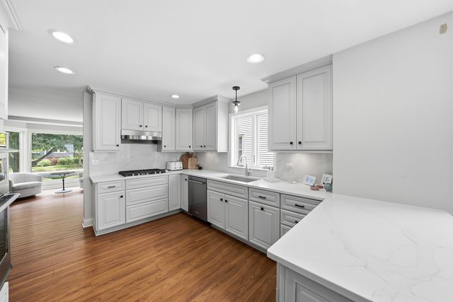 439 North Avenue, Barrington, IL 60010