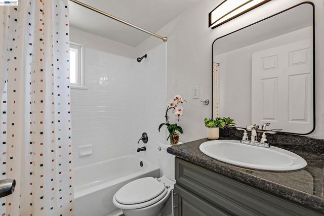 2320 Bermuda Ln, Hayward, CA 94545