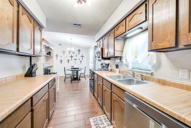 5004 Celtic Drive, Arlington, TX 76017