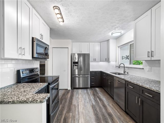 8590 Fairlane Drive, Olmsted Falls, OH 44138