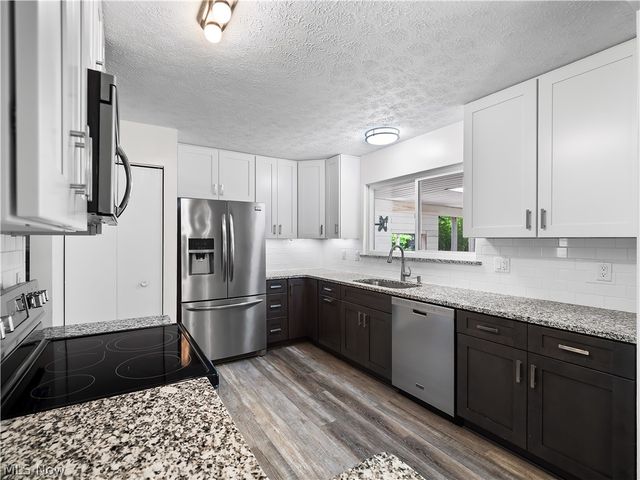 8590 Fairlane Drive, Olmsted Falls, OH 44138