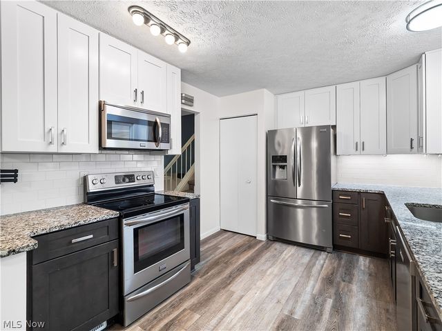 8590 Fairlane Drive, Olmsted Falls, OH 44138