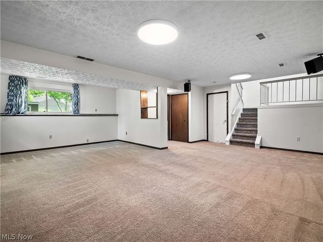 8590 Fairlane Drive, Olmsted Falls, OH 44138