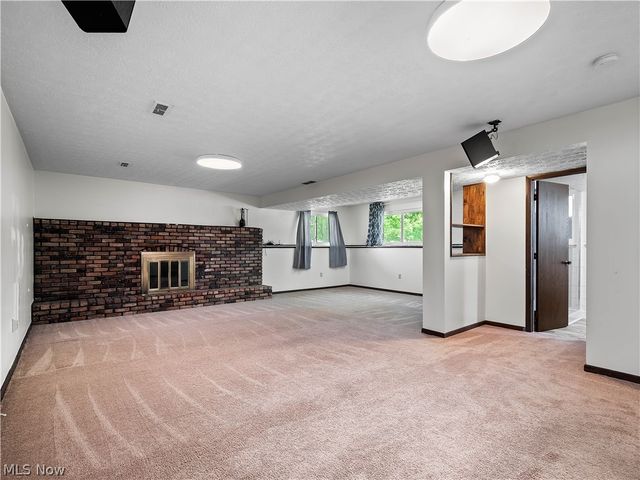 8590 Fairlane Drive, Olmsted Falls, OH 44138