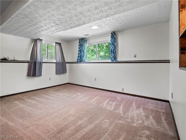 8590 Fairlane Drive, Olmsted Falls, OH 44138