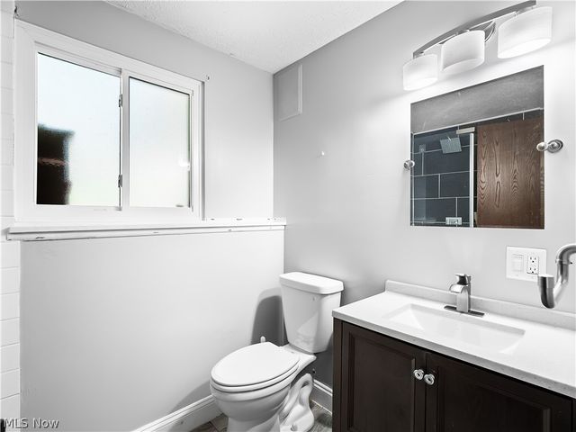 8590 Fairlane Drive, Olmsted Falls, OH 44138