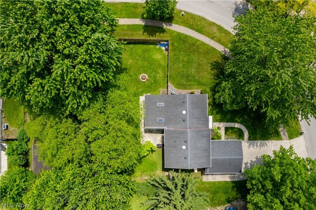 8590 Fairlane Drive, Olmsted Falls, OH 44138