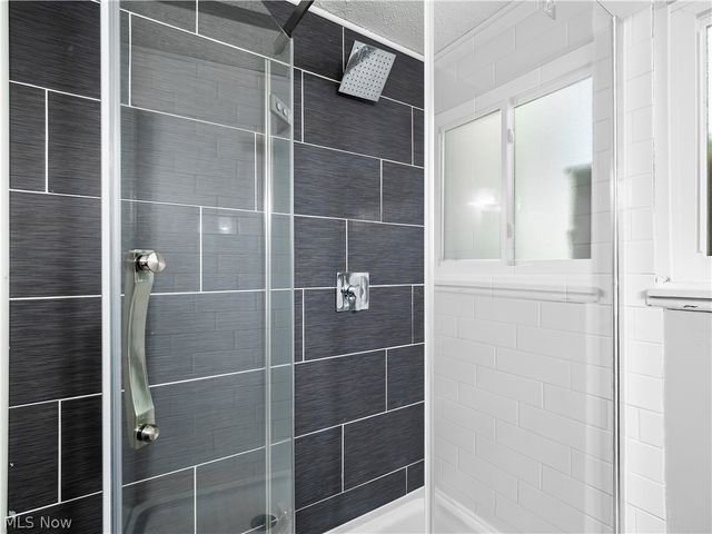 8590 Fairlane Drive, Olmsted Falls, OH 44138