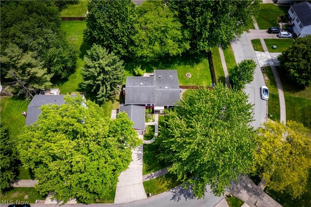 8590 Fairlane Drive, Olmsted Falls, OH 44138