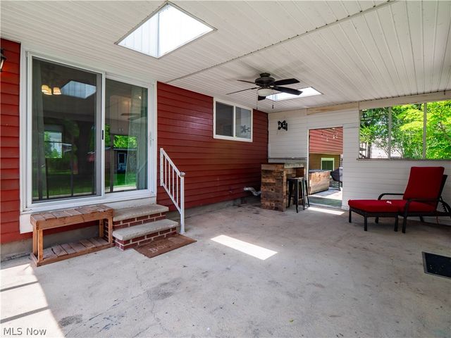 8590 Fairlane Drive, Olmsted Falls, OH 44138