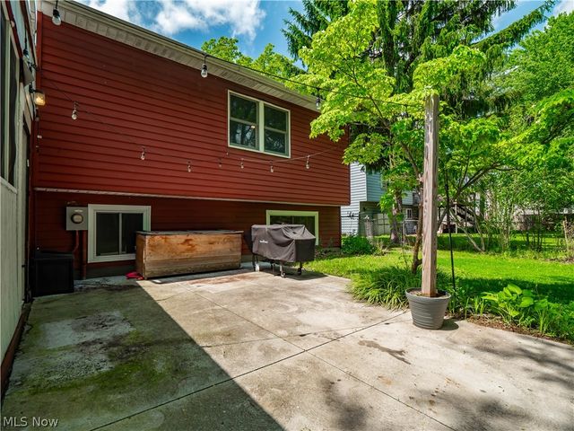 8590 Fairlane Drive, Olmsted Falls, OH 44138