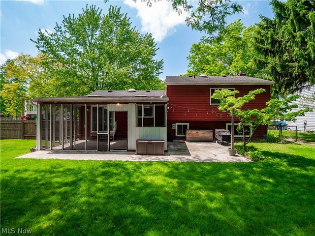 8590 Fairlane Drive, Olmsted Falls, OH 44138