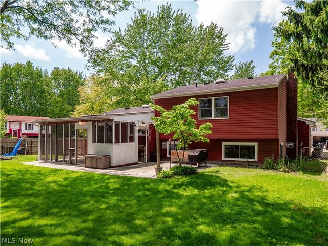 8590 Fairlane Drive, Olmsted Falls, OH 44138