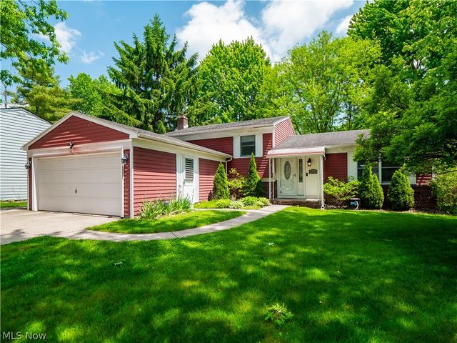 8590 Fairlane Drive, Olmsted Falls, OH 44138