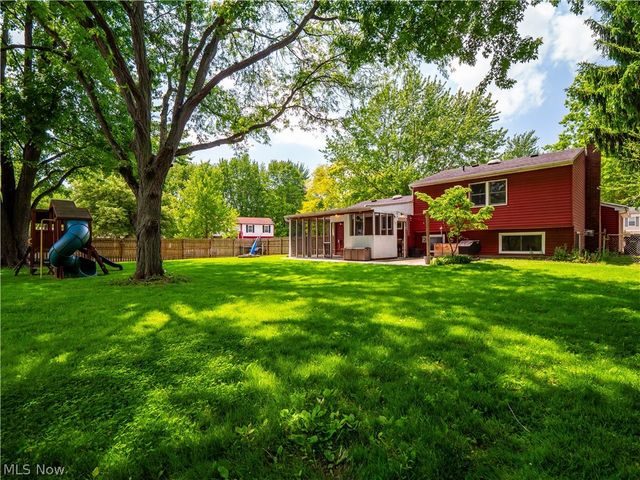 8590 Fairlane Drive, Olmsted Falls, OH 44138