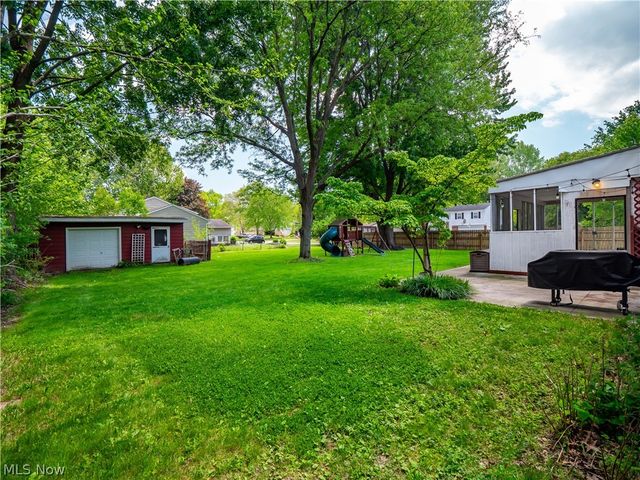 8590 Fairlane Drive, Olmsted Falls, OH 44138