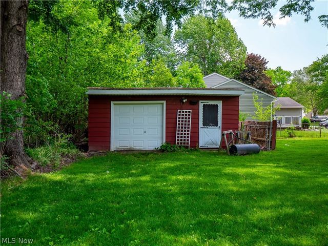 8590 Fairlane Drive, Olmsted Falls, OH 44138