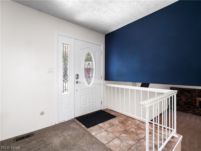 8590 Fairlane Drive, Olmsted Falls, OH 44138