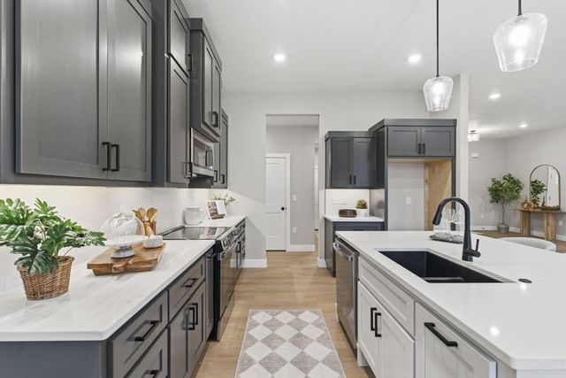 5214 S Logan Drive, Battlefield, MO 65619