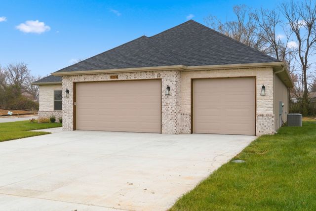 5214 S Logan Drive, Battlefield, MO 65619