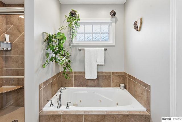 16854 Erskine Street, Omaha, NE 68116