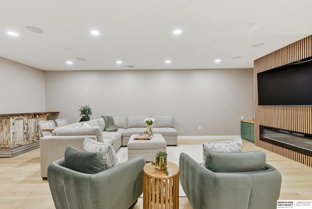16854 Erskine Street, Omaha, NE 68116