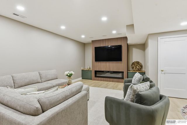 16854 Erskine Street, Omaha, NE 68116