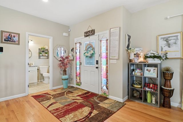 11 Elaine Cir, Springfield, MA 01109