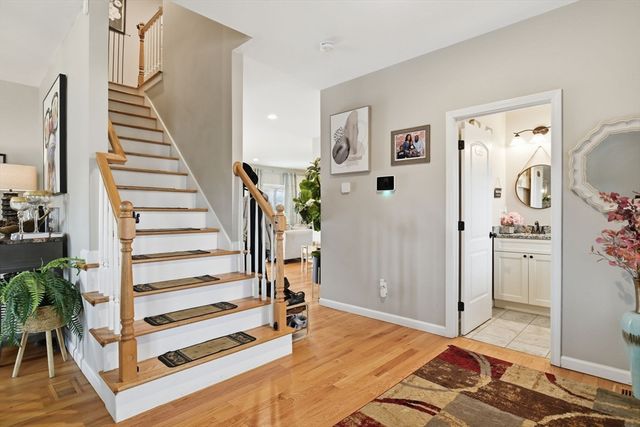 11 Elaine Cir, Springfield, MA 01109