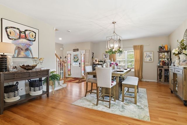 11 Elaine Cir, Springfield, MA 01109