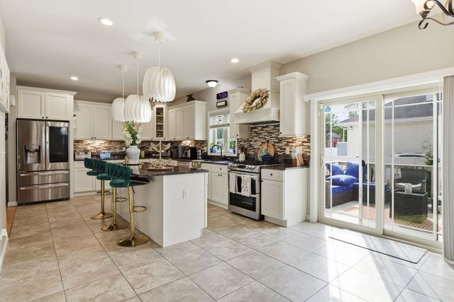 11 Elaine Cir, Springfield, MA 01109