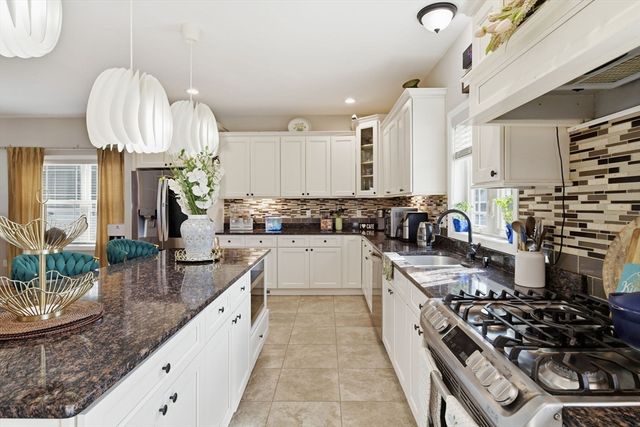 11 Elaine Cir, Springfield, MA 01109