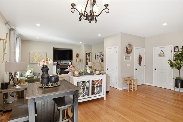 11 Elaine Cir, Springfield, MA 01109