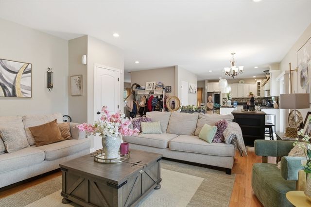 11 Elaine Cir, Springfield, MA 01109